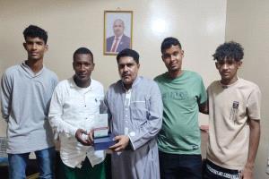 تكريم رئيس انتقالي حضرموت عرفانا بدعمه للشباب والرياضيين