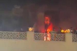 اندلاع حريق في السوق القديم بمدينة بندر عباس جنوب إيران
