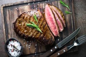 بمناسبة عيد الأضحى .. الطريقة الصحية لتناول اللحوم لمرضى السمنة والسكري