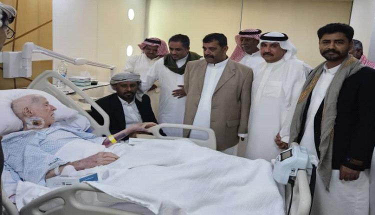 الشيخ عمرو بن حبريش يطمئن على صحة الحكم صالح بن ثابت النهدي