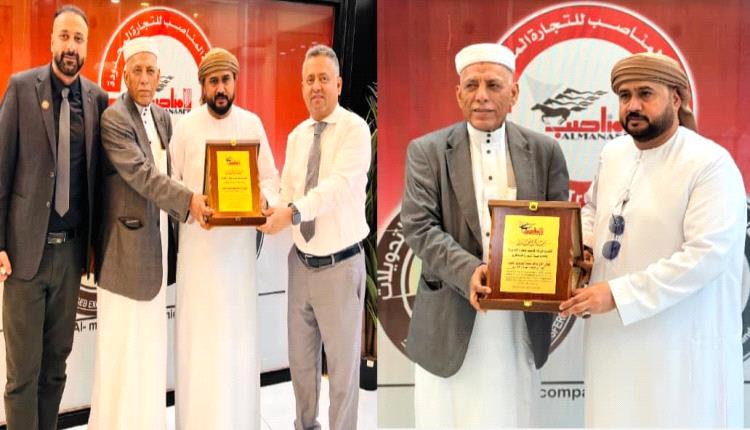 رئيس شركة المناصب للتجارة "المحدودة" يكرم وزير الأشغال العامة
