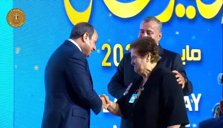 السيسي يكرم سيدة لبنانية ويمنحها نوط الامتياز من الطبقة الثانية بعد رسالة مؤثرة