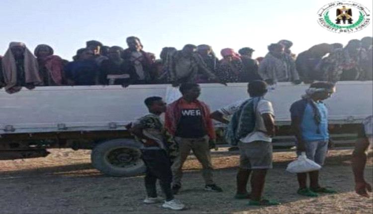 حزام أبين يضبط شاحنتين محملتين بعشرات اللاجئين الأفارقة
