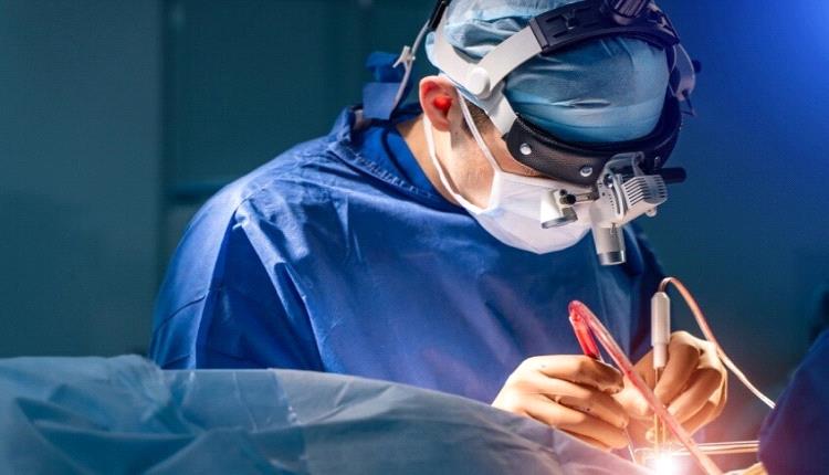 لأول مرة في العالم.. استئصال ورم في العمود الفقري عبر العين