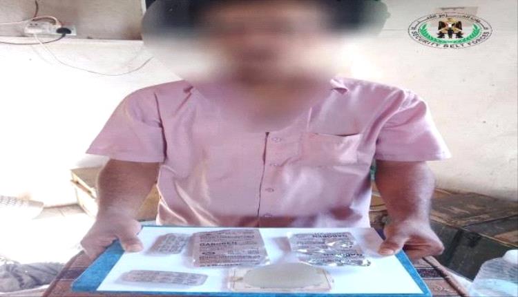 قوات الحزام الأمني بلحج تضبط مروجًا ومتعاطيًا لمواد مخدرة

