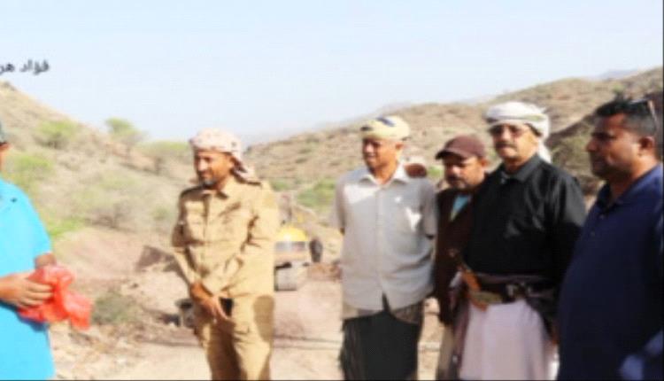 قيادات ومشائخ يزورون طريق سيلة العروس ويطلعون على سير العمل فيها

