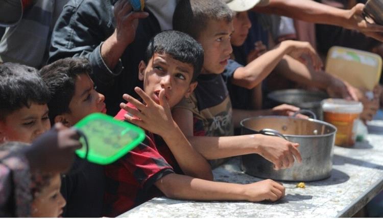 الجوع يفتك بسكان قطاع غزة رغم وفرة الإمدادات على حدوده.