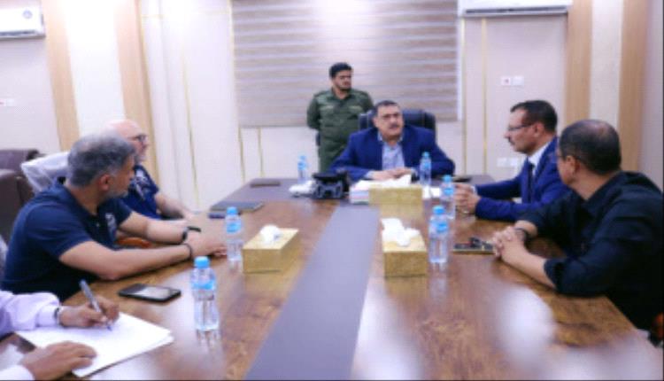مدير أمن العاصمة عدن يبحث مع وفد من الإنتربول تعزيز التعاون الأمني ودعم الاستقرار