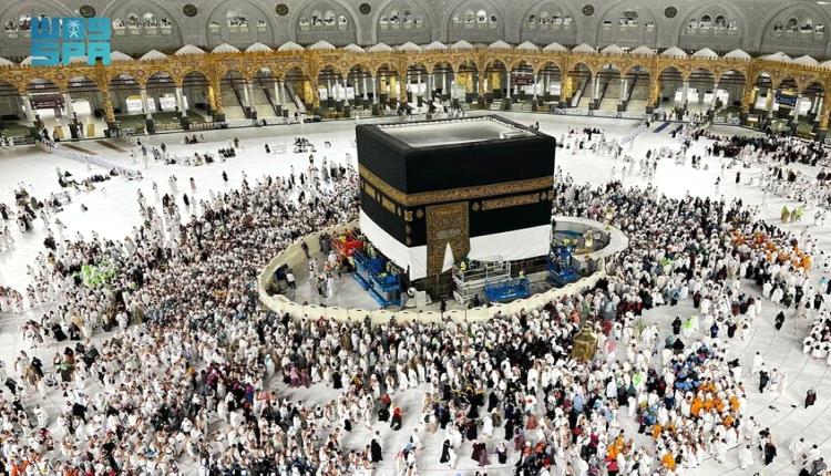 رفع كسوة الكعبة استعدادا لموسم الحج