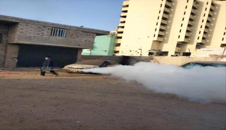 الصحة تواصل حملة الرش الضبابي واليرقي لإزالة مصادر توالد البعوض في مديريات عدن
