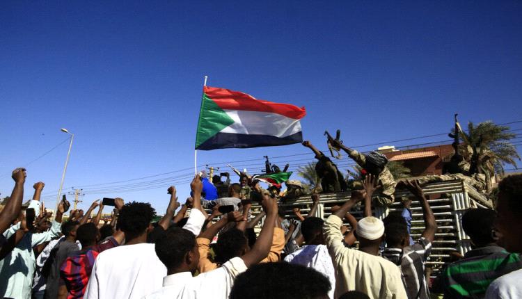 تصعيد عسكري وانهيار خدماتي في السودان..