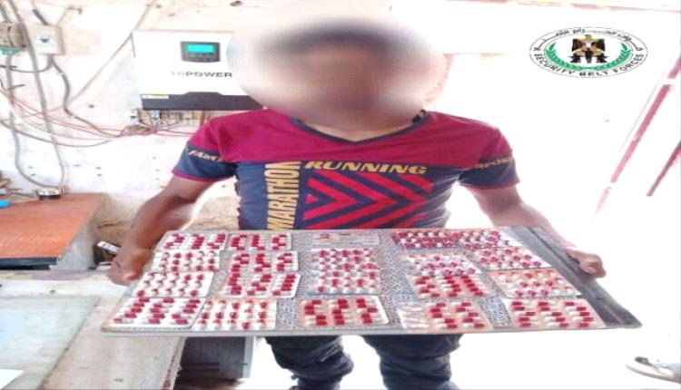 قوات حزام لحج تضبط مروجاً وبحوزته كمية من الحبوب المخدرة
