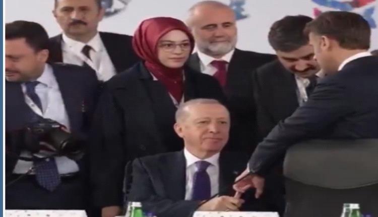 إردوغان يحرج ماكرون: "تشبث بأصابعه فترة طويلة"
