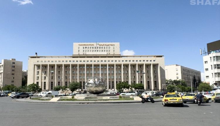 بعد إعلان ترامب رفع العقوبات.. الليرة السورية "تنتعش" والأسعار "تحلق"