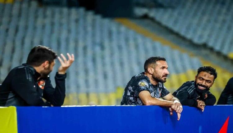 علي معلول يغادر الملعب غاضبا بعد هدف فوز الأهلي المصري على البنك الأهلي