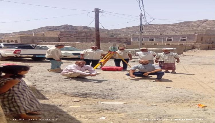 فريق المسح المختص برصف الطرقات يباشر نزولة إلى مركز غول سبولة
