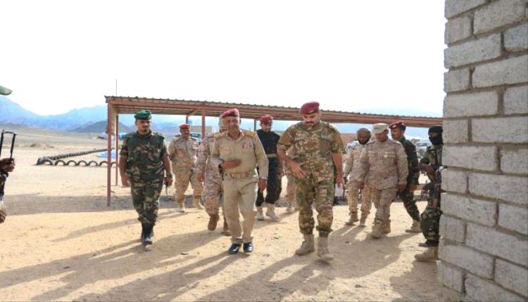 قائد المنطقة العسكرية الثانية يزور معسكر الحمراء ويشيد بجاهزيته القتالية
