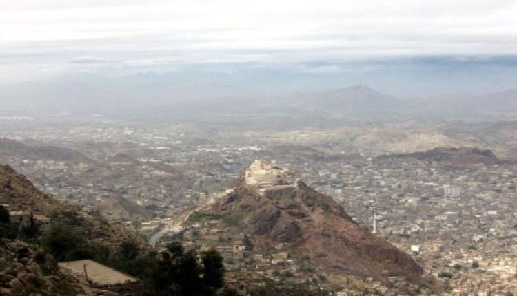 مسلحون يهاجمون منزل تاجر ويصيبون نجله بجروح خطيرة

