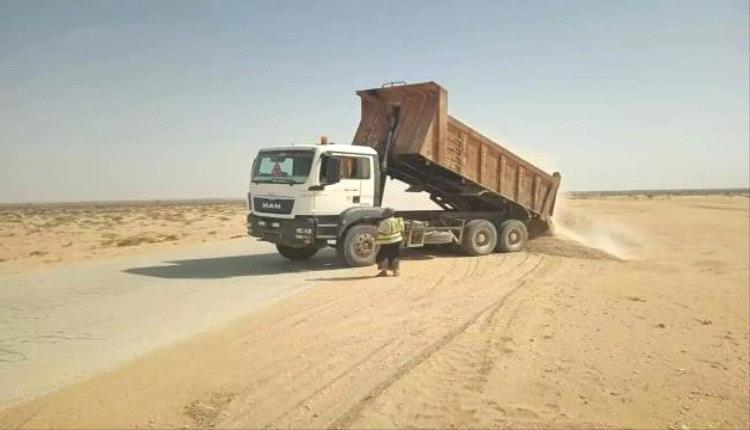 طرق المهرة تزيل الرمال من خط الدرو الدولي
