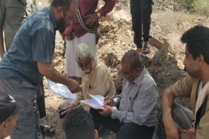 لجنة من وزارة الزراعة والري والثروة السمكية تستلم من الجهه المنفذة حاجز الناشع في الضالع 