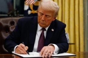 الرئيس الأمريكي يهدد بعدم حضور قمة الناتو