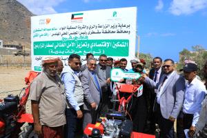 بتوجيهات الوزير السقطري وبدعم سخي من الكويت.. تدشين توزيع 100 حراثة يدوية لصغار المزارعين في سقطرى ضمن مشاريع النهوض بالقطاع الزراعي