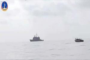خفر السواحل يضبط مهربي أسلحة في عملية نوعية بالتنسيق مع البحرية الأمريكية

