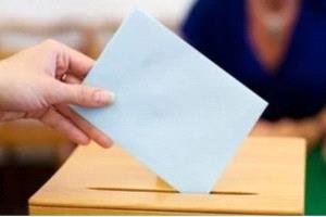 الناخبون يتوافدون على مراكز الاقتراع للتصويت في انتخابات سنغافورة العامة