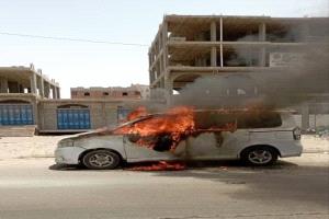 احتراق باص ركاب صغير في منطقة اللحوم بالعاصمة عدن

