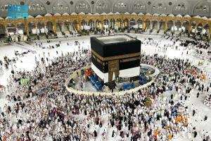 رفع كسوة الكعبة استعدادا لموسم الحج
