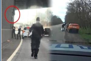 مشهد لا يصدق .. روسي يهرب من الشرطة بنصف سيارة - فيديو
