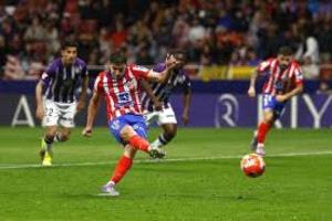 ثنائية ألفاريز تقود أتليتيكو لفوز سهل على بيتيس بالدوري