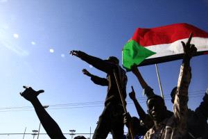 الجيش السوداني يتقدم على 3 محاور ويجري عمليات إجلاء إنسانية في أم درمان