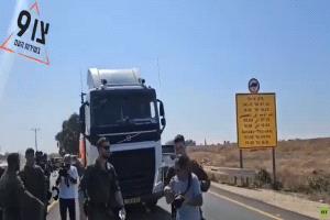 مستوطنون يعيقون دخول شاحنات المساعدات الإنسانية إلى غزة