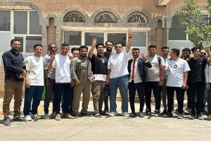 طلاب الدفعة الخامسة إعلام بجامعة إقليم سبأ ينفذون وقفة احتجاجية أمام مكتب رئاسة الجامعة بمأرب