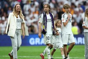 مودريتش يغادر ريال مدريد باكيا