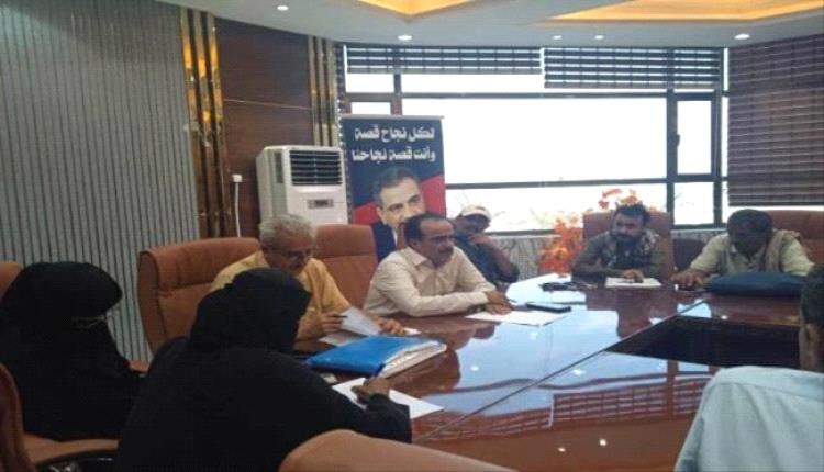 السلطة المحلية بخور مكسر تناقش ضبط الأسعار والمخالفات الإنشائية
