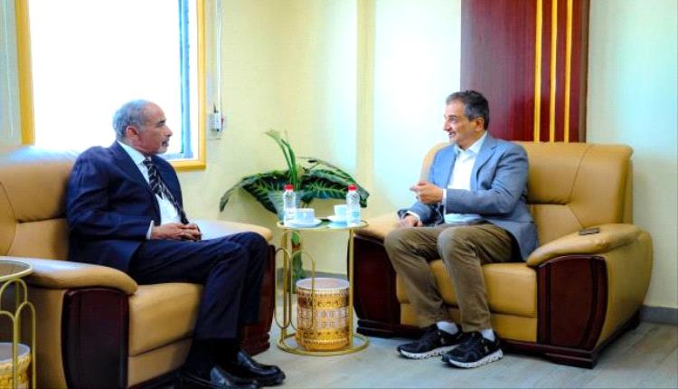 مستشار رئيس مجلس القيادة الرئاسي يناقش مع محافظ العاصمة عدن مستجدات الأوضاع
