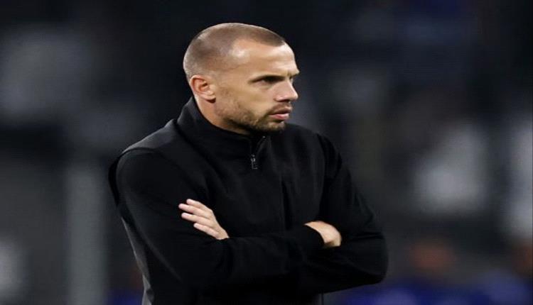 أياكس أمستردام يقيل مدربه جون هيتينجا بسبب سوء النتائج