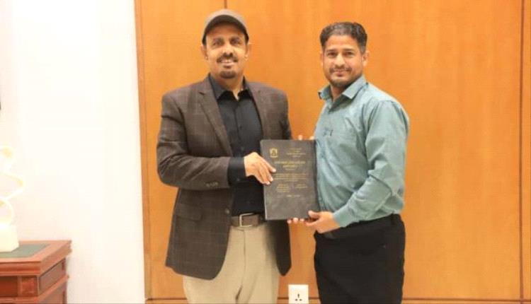 بن ماضي يتسلم رسالة ماجستير تدعو لمعالجة القصور القانوني في المسؤولية الجنائية لذوي العاهة العقلية
