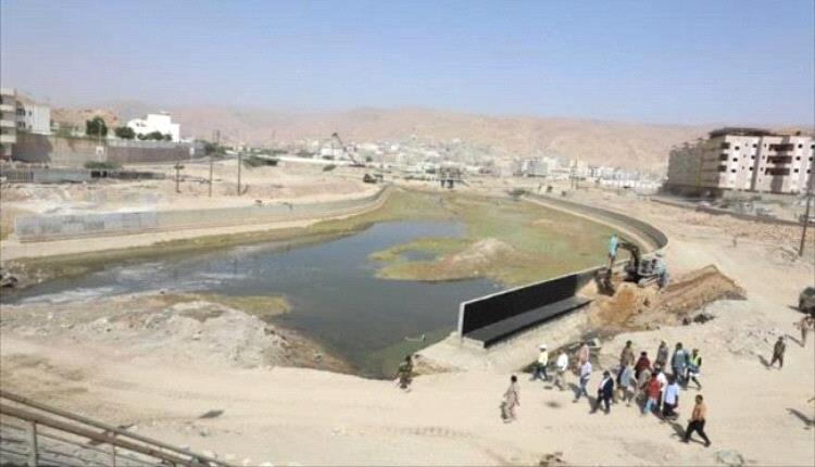 محافظ حضرموت يتفقد مشروع المرحلة الثانية لخور المكلا
