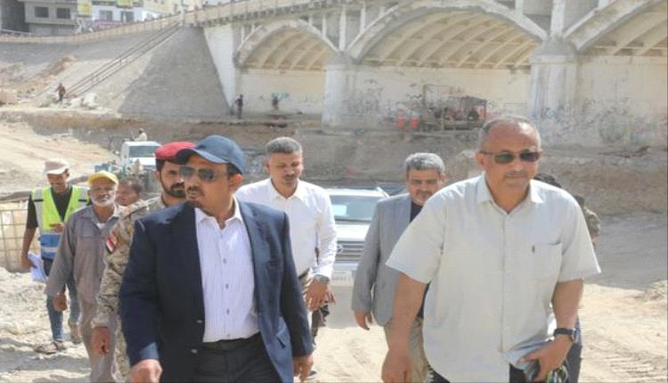 محافظ حضرموت يتفقد مشاريع الطرق بالمرحلة الثانية من خور المكلا