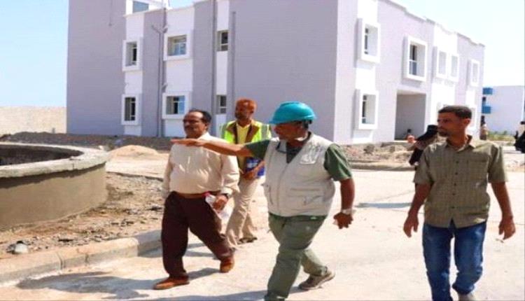 مدير خورمكسر يتفقد سير العمل في مشروع مدينة الشيخ محمد بن زايد الطبية بالعريش
