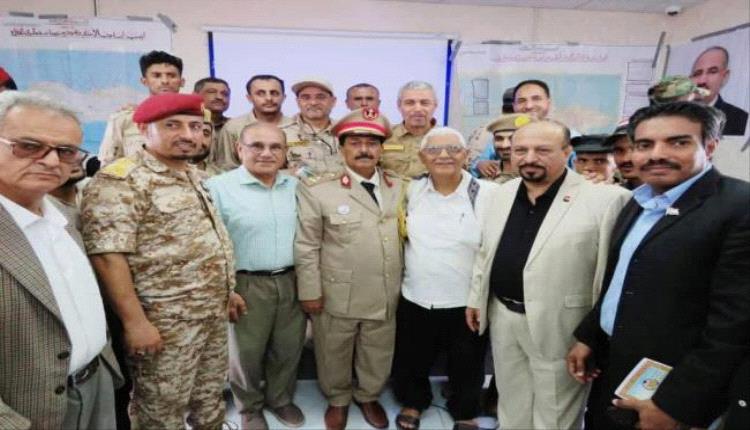 اللواء بن بريك يهنئ العقيد الركن عبدالفتاح الشاعري بحصوله على درجة الماجستير في العلوم العسكرية