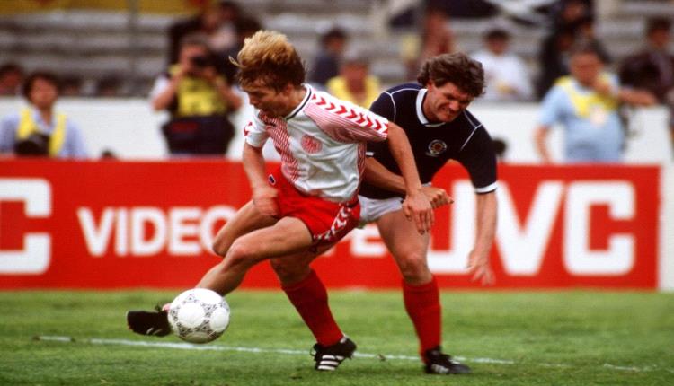 عجائب كرة القدم.. النجم الذي لعب مباراتين رسميتين لمنتخبه وناديه في يوم واحد وفي بلدين مختلفين