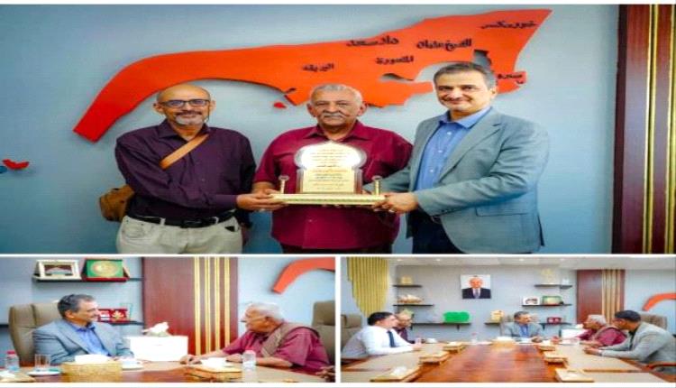 محافظ عدن يكرّم الأديب محمد ناصر شراء بدرع الوفاء والإبداع
