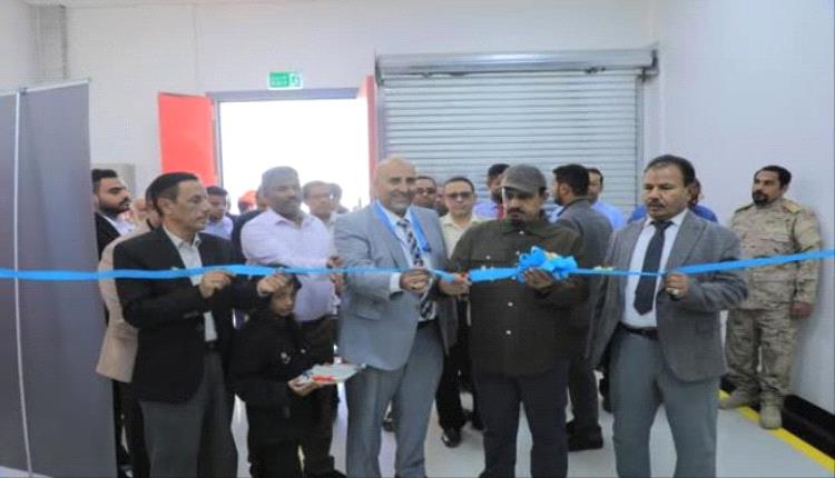 محافظ حضرموت يفتتح مخازن الأدوية واللقاحات بوادي وصحراء المحافظة
