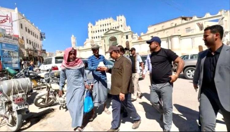 محافظ حضرموت يزور سوق سيئون ويلتقي بالمواطنين ويتفقد الجزء المنهار من سور القصر
