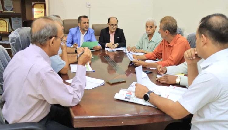 مدير عام دارسعد يتناقش مع لجنة متابعة المشاريع بالمحافظة مستوى إنجاز وتنفيذ البرنامج  الاستثماري للعام 2025