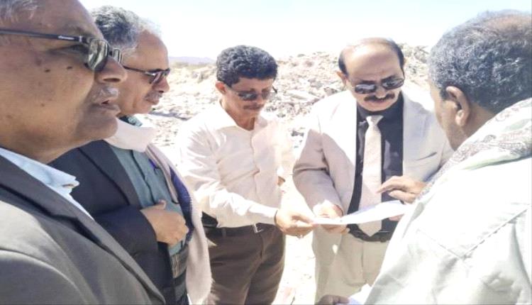 فريق حكومي ينفذ نزولًا ميدانيًا لرفع مخلفات البناء في مدينة عتق
